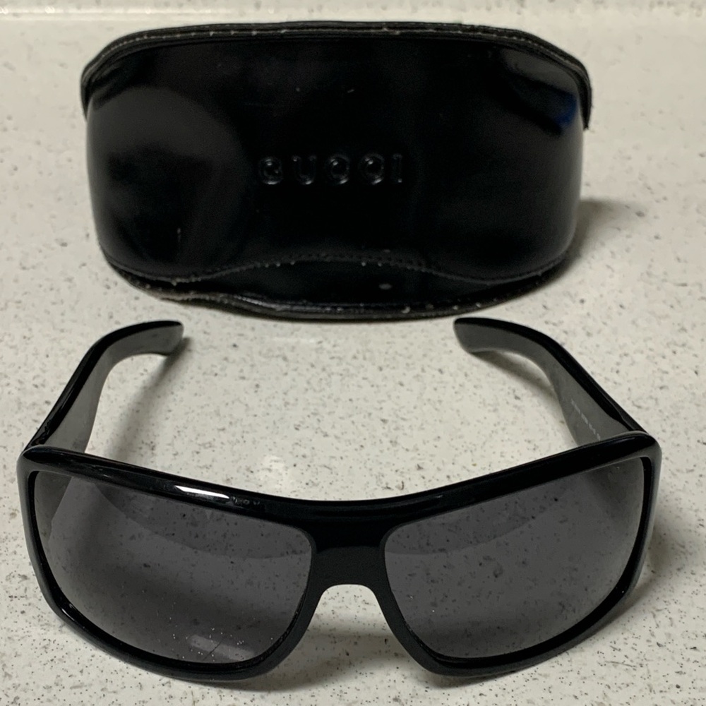 Authentic Mens Gucci sunglasses with Gucci case.